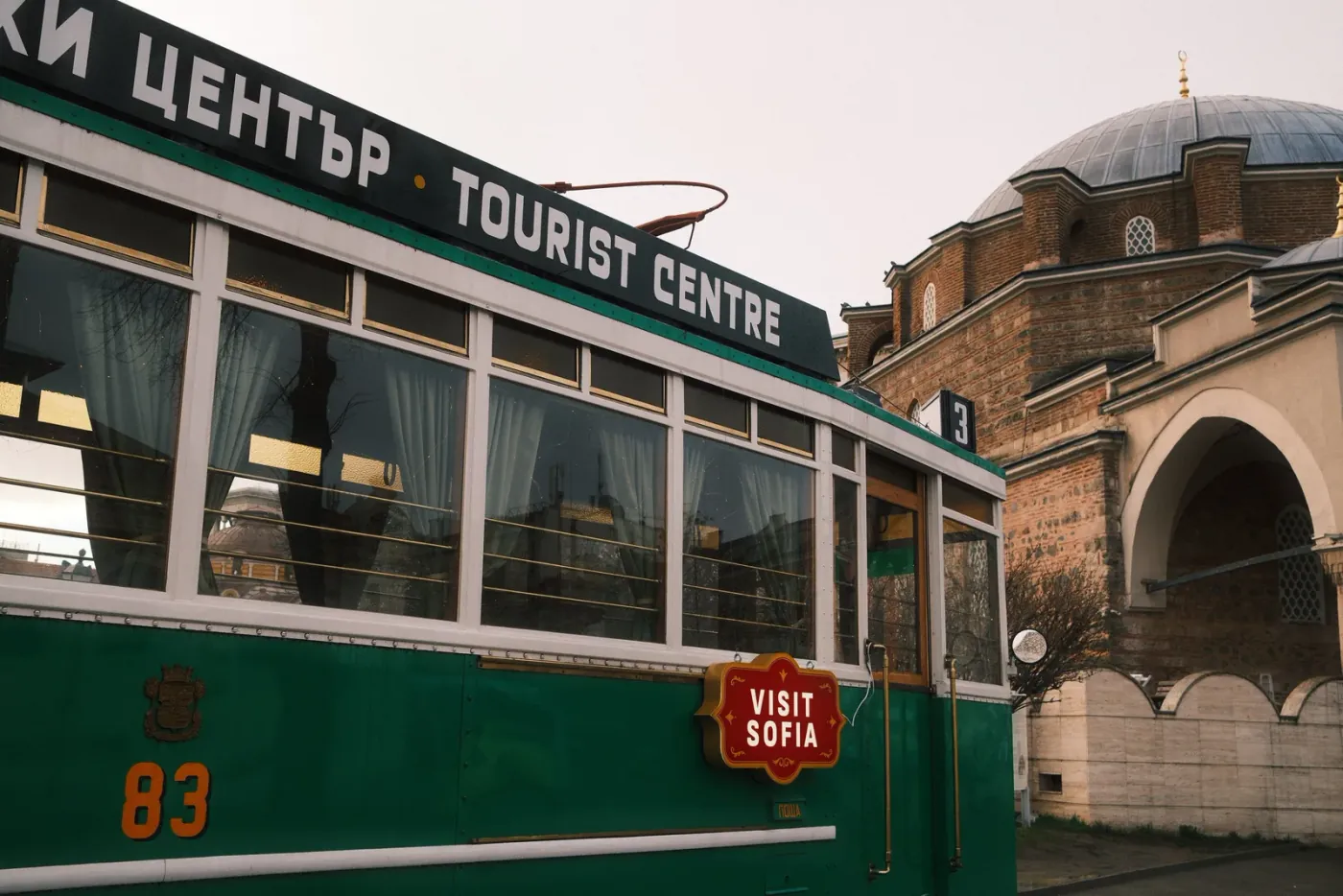 La mosquée Banya Bashi à Sofia, et le tram d'information touristique devant