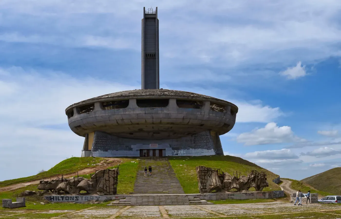 Le monument de Buzludzha, soucoupe de béton posée sur une crête des Balkans
