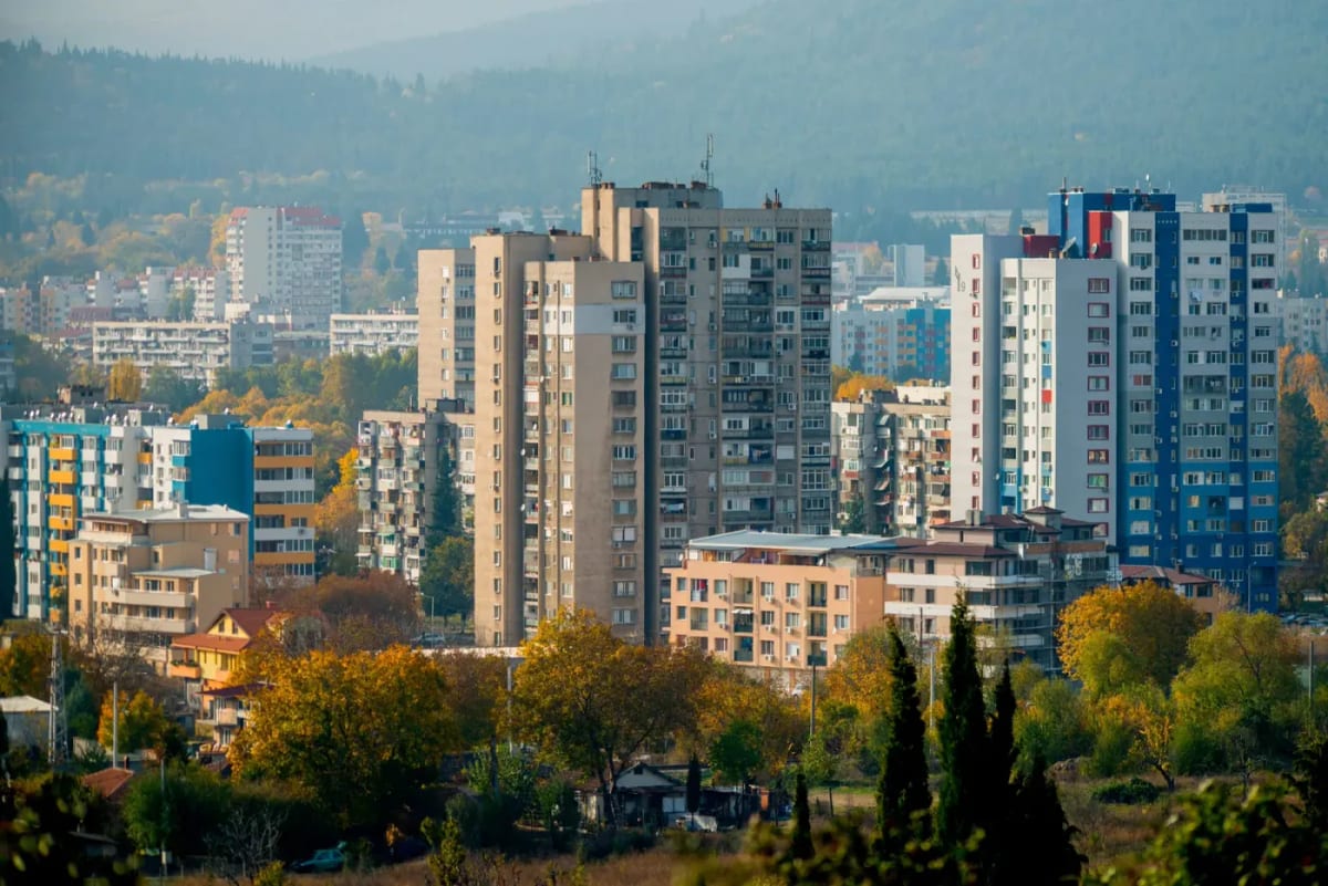 Des immeubles bulgares entourés de feuillages d'automne