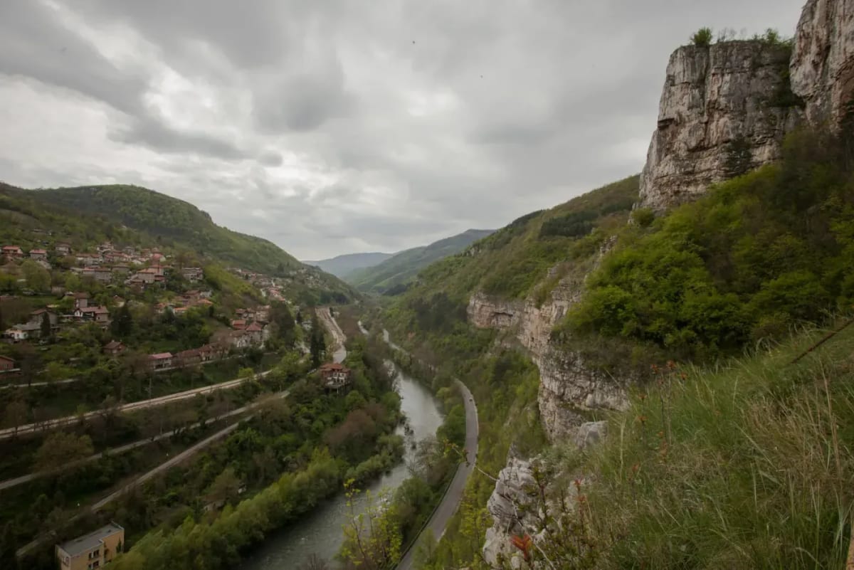 La gorge de l'Iskar, sa rivière, sa route et sa voie ferrée