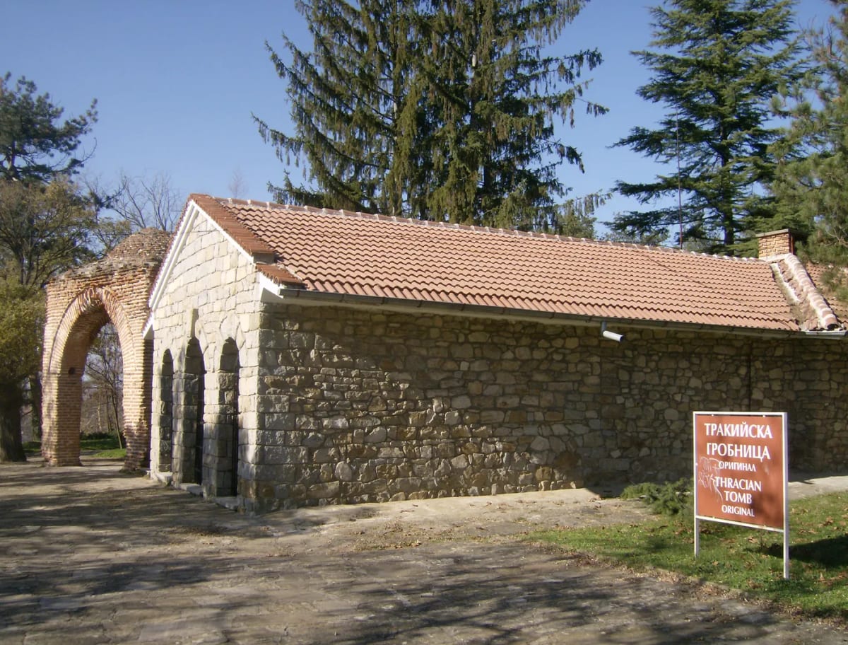 Le bâtiment de protection du tombeau thrace de Kazanlak, avec son panneau bilingue