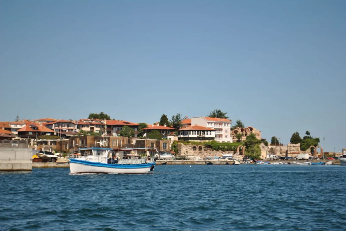 Les toits et les églises médiévales de la vieille ville de Nessebar, sur sa presqu'île