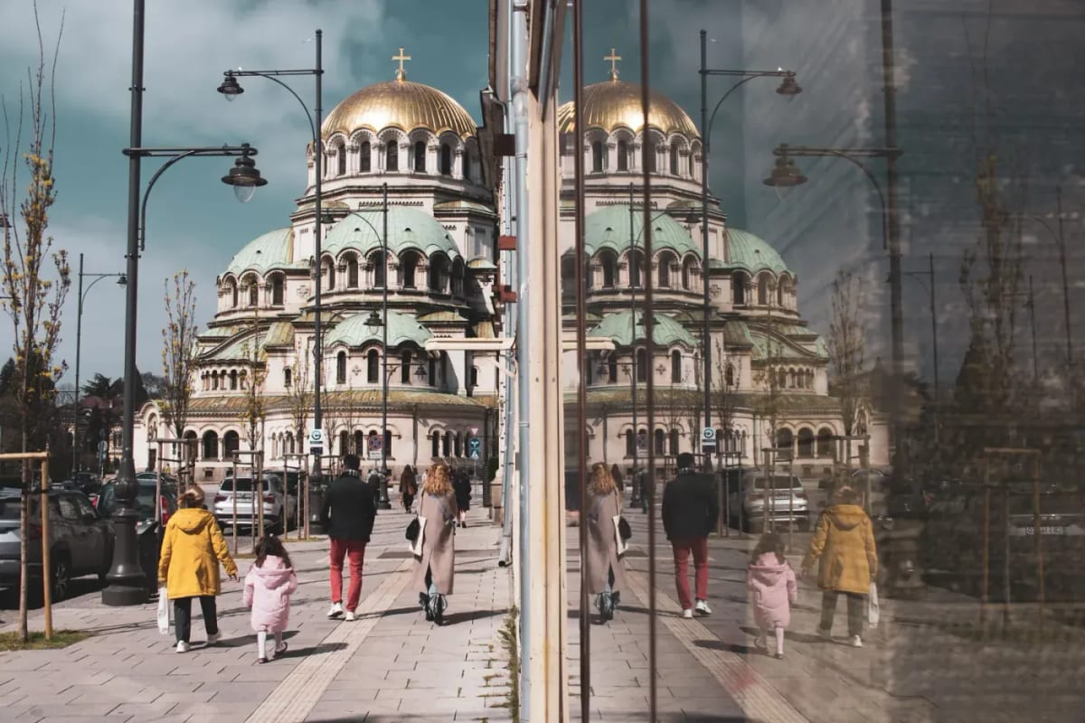 La cathédrale Alexandre-Nevski et ses coupoles dorées, vue depuis la rue