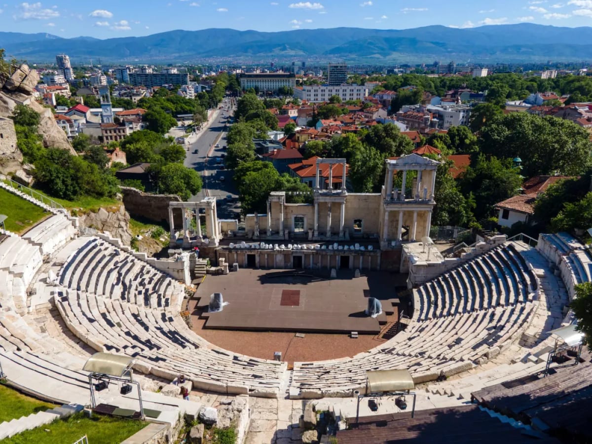 Le théâtre romain de Plovdiv, ses gradins de marbre et les Rhodopes à l'arrière-plan