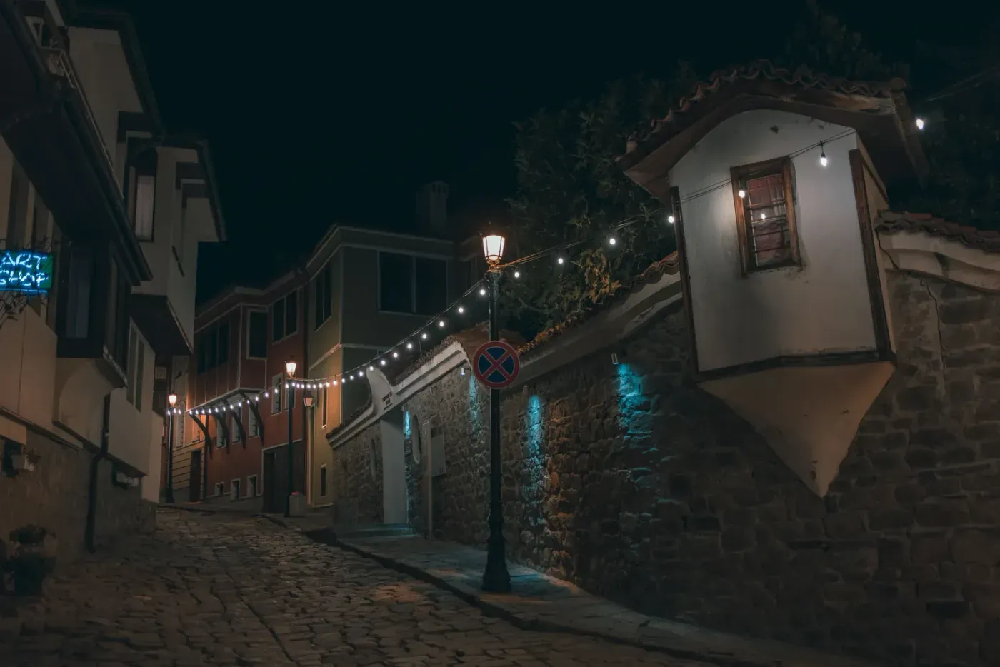 Une ruelle pavée de la vieille ville de Plovdiv éclairée le soir