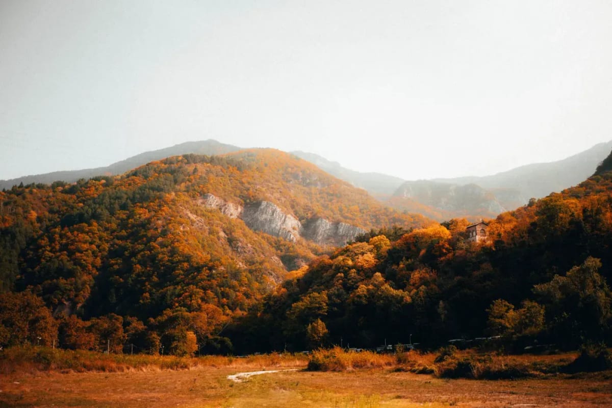 Les Rhodopes en automne au-dessus de Smolyan, avec une petite église à flanc de versant
