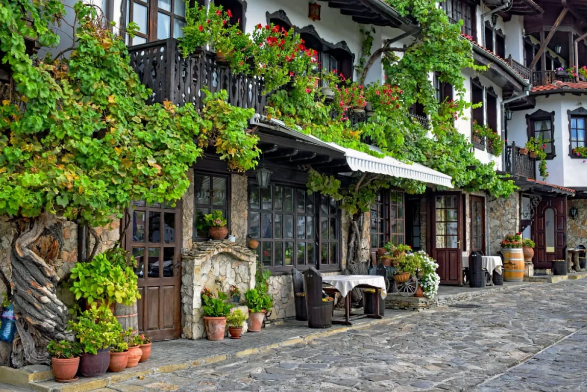 Une rue pavée bordée de maisons de la Renaissance bulgare aux étages en encorbellement