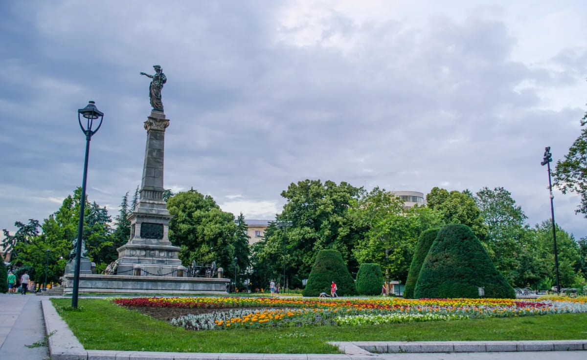 Le monument de la Liberté sur la place Svoboda, à Roussé