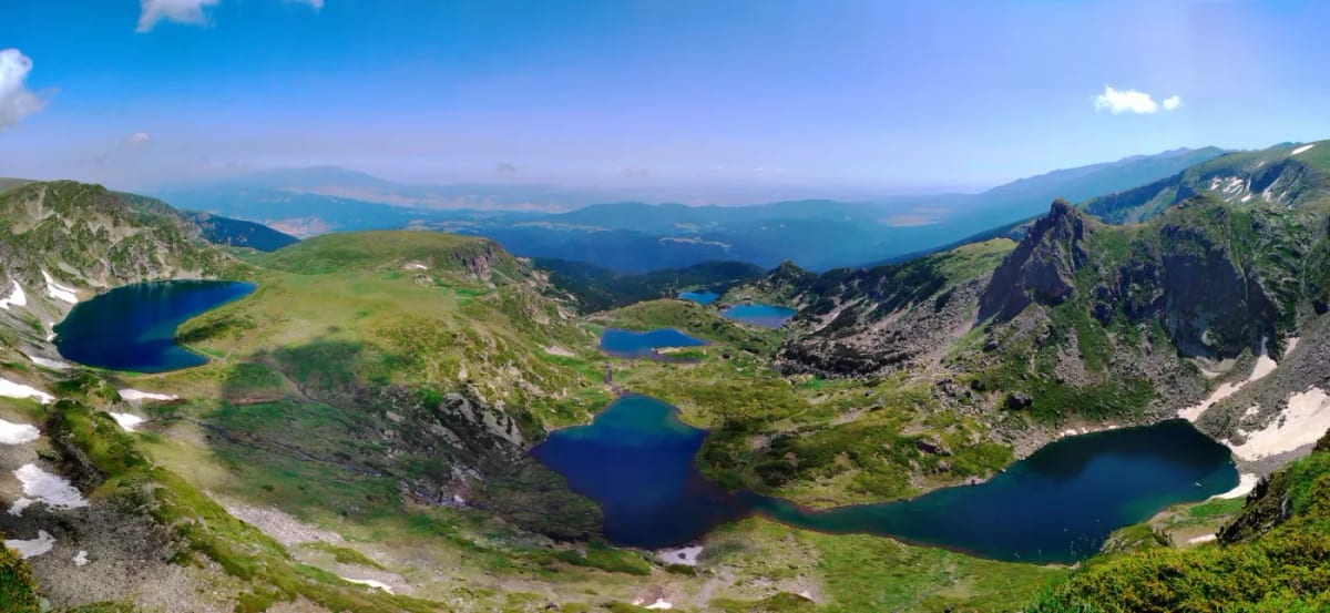 Les sept lacs glaciaires de Rila vus depuis le col, dans leur amphithéâtre de sommets