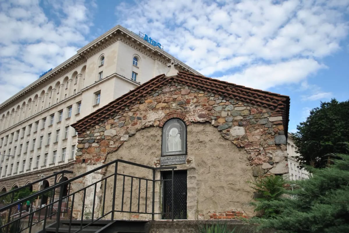 L'église médiévale Sveta Petka Samardzhiyska, au milieu des ruines de Serdica à Sofia