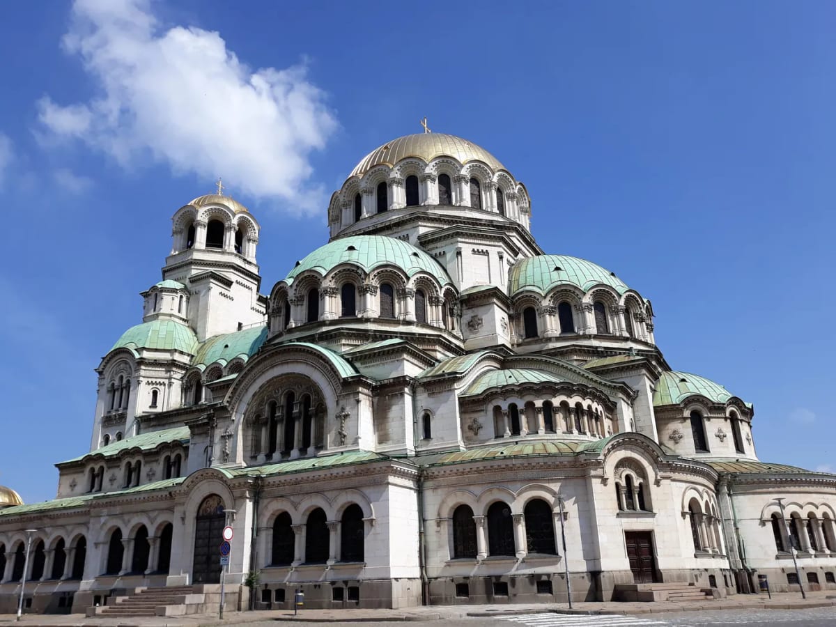 La cathédrale Alexandre-Nevski de Sofia en entier, son dôme doré et ses coupoles de cuivre