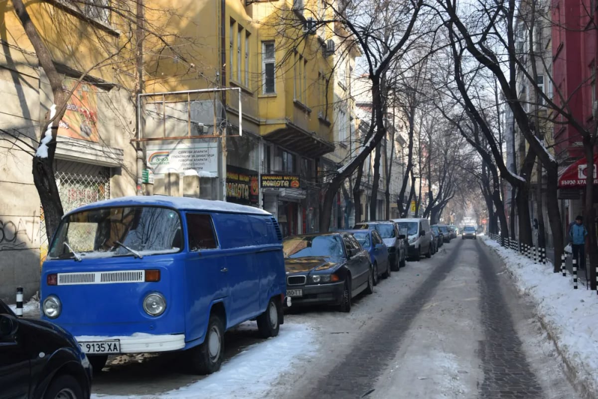 Une rue de Sofia en hiver, voitures garées et chaussée enneigée