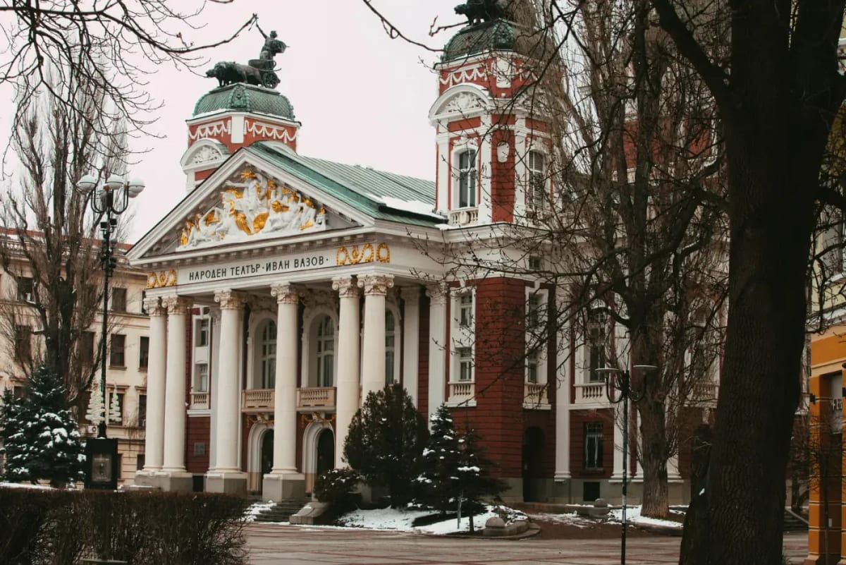 Le fronton du Théâtre national Ivan-Vazov à Sofia, son nom écrit en cyrillique