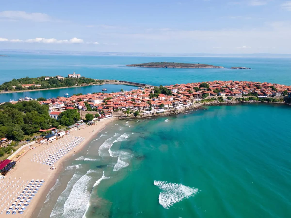 La presqu'île de Sozopol vue du ciel, ses toits rouges et l'île Saint-Ivan au large