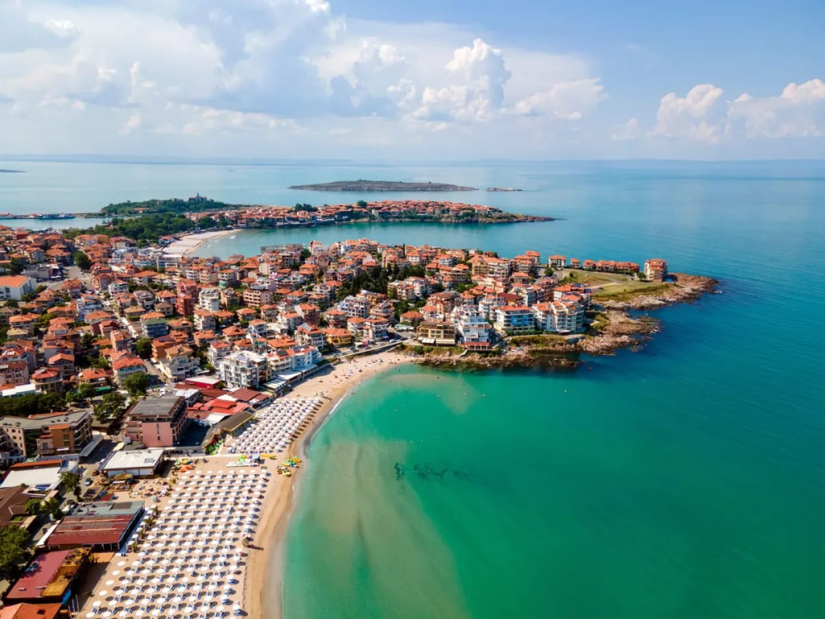 La côte de Sozopol vue du ciel, ses criques et ses pins