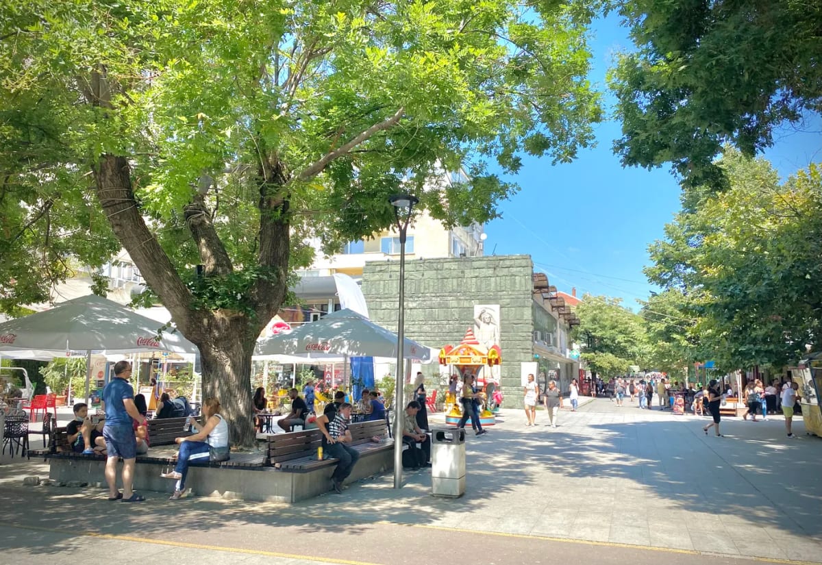 Le boulevard Tsar-Siméon-le-Grand à Stara Zagora, ses arbres et ses terrasses