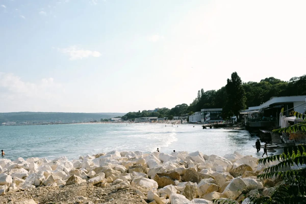 La plage centrale de Varna et la baie, vues depuis les enrochements