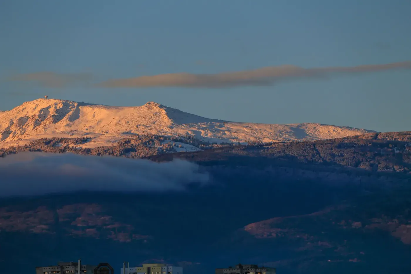 Le Vitosha enneigé au lever du jour, au-dessus de Sofia
