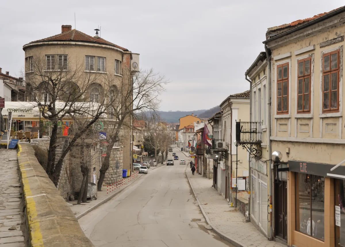 La rue Stambolov à Veliko Tarnovo, descendant entre les maisons anciennes