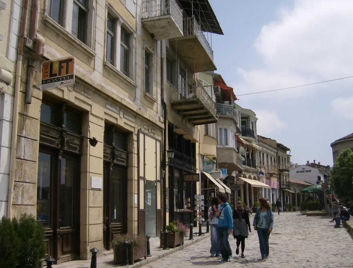 La rue pavée de la Samovodska Charshia à Veliko Tarnovo, ses boutiques et ses ateliers