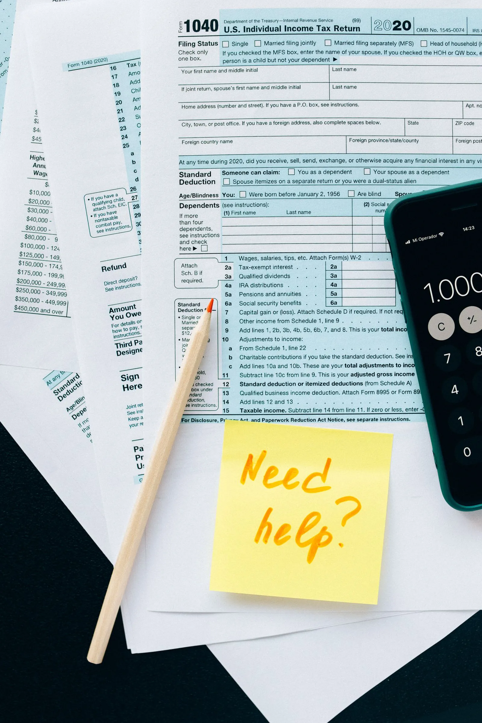 Documents financiers et calculatrice sur bureau